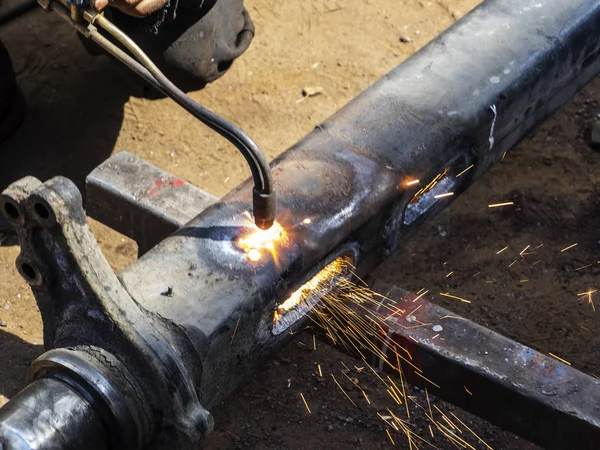 金属の仕事 人間がガス溶接を使用して鋼の部分に穴を切る — ストック写真