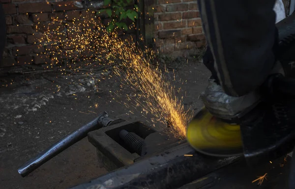 Trabajo Metal Hombre Muele Una Pieza Acero Con Una Amoladora — Foto de Stock