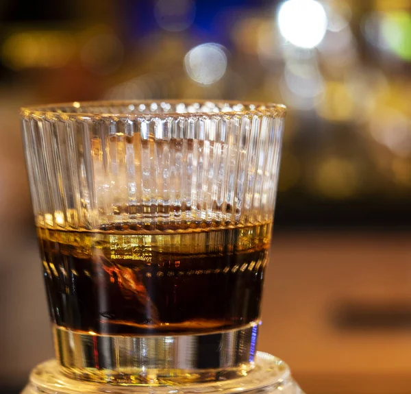 Black Russian Cóctel Vodka Licor Café Tradicionalmente Bebida Hace Vertiendo —  Fotos de Stock