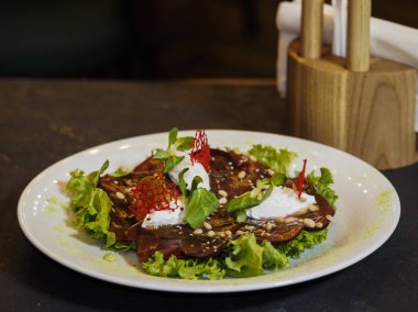 Carpaccio: Lolo Rosso, Lollo Biondi, pancar, keçi peyniri, tohum karışımı, dilim fındık çam.