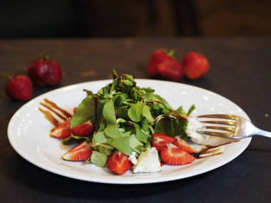 Mavi peynir ve strawberrie salatası