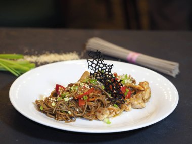 Buğday noodle Soba, soğan, havuç, Bulgar biber, Tavuk uyluk, chili biber, Şili sosu, yeşil soğan sıcak