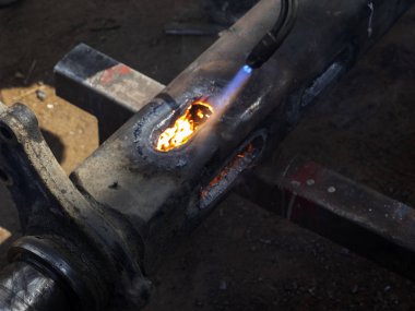 Metal işleri. Adam bir delik gaz kaynağı kullanarak çelik bir parça keser