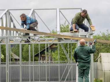 Beyaz adam çatı wor gerçekleştirir