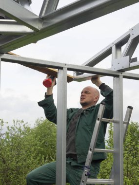 Beyaz adam çatı wor gerçekleştirir