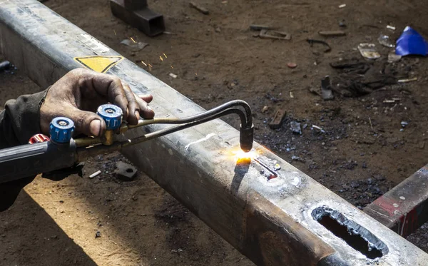 Trabajo Metal Hombre Hace Agujero Una Pieza Acero Usando Soldadura — Foto de Stock