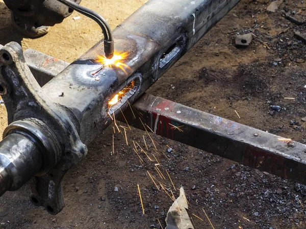 Metal Work Man Cuts Hole Steel Piece Using Gas Welding — Stock Photo, Image