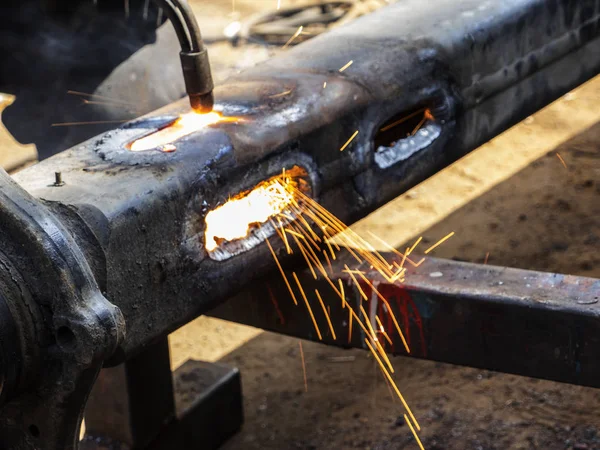 Metal Work Man Cuts Hole Steel Piece Using Gas Welding — Stock Photo, Image
