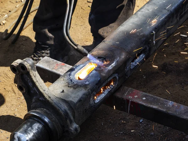 Metal Work Man Cuts Hole Steel Piece Using Gas Welding — Stock Photo, Image