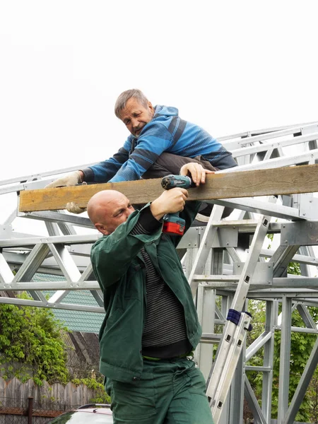 Caucasian Man Performs Roofing Wor — Stock Photo, Image