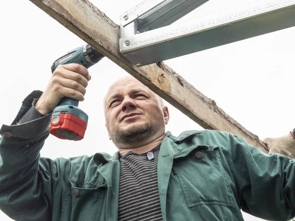 Caucasian Man Performs Roofing Wor — Stock Photo, Image