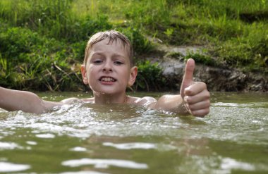 Gölde yüzme mutlu beyaz çocuk