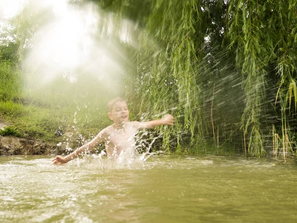 Gelukkig Kaukasische Jongen Zwemmen Vijver — Stockfoto