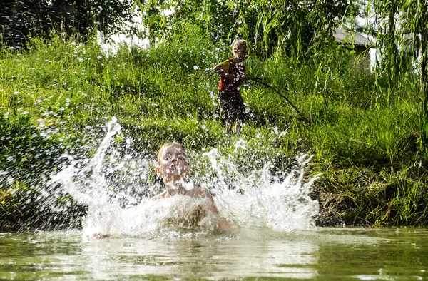 Kaukasischer Junge Springt Einem Teich Ins Wasser Und Wirft Spritzwasser — Stockfoto