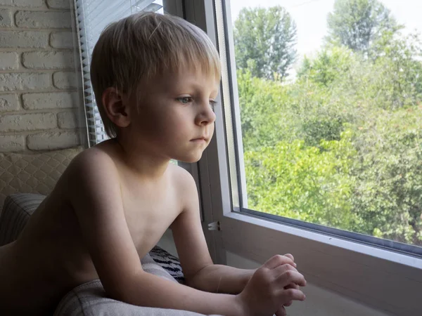 Little Caucasian Boy Couch Looking Out Windo — Stock Photo, Image