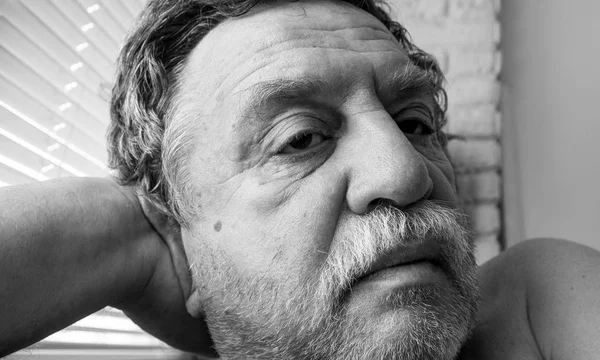 Porträt Eines Kaukasischen Mannes Mittleren Alters Mit Schnurrbart Und Unrasiertem — Stockfoto
