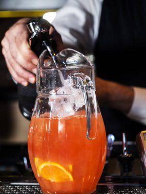 Barmen dökülen soda su bir sürahi bir yumuşak ile içine bir sifon gelen meyve drin