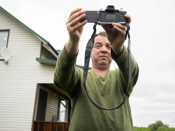 Reife Kaukasische Mann Machen Selfie Durch Spiegellose Digita Kamera — Stockfoto