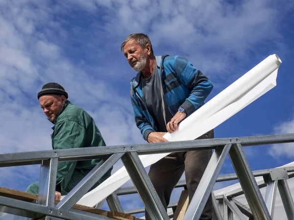 Kaukasische Männer Führen Dachdeckerarbeiten Aus Installation Einer Feuchtigkeitsbarriere — Stockfoto