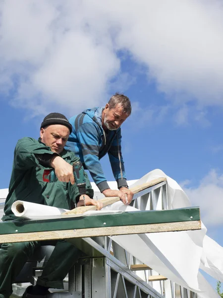 Kaukasische Männer Führen Dachdeckerarbeiten Aus Installation Einer Feuchtigkeitsbarriere — Stockfoto
