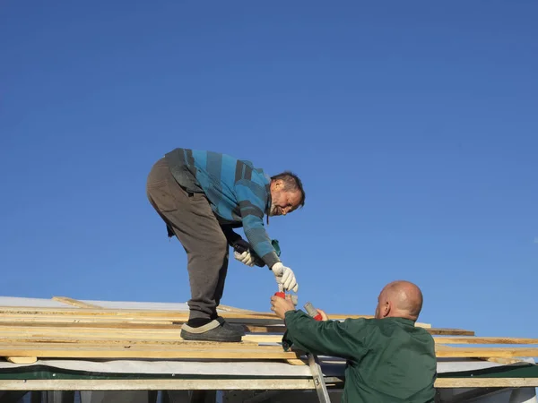 Caucasian Men Performs Roofing Work Installation Wooden Battens — Stock Photo, Image