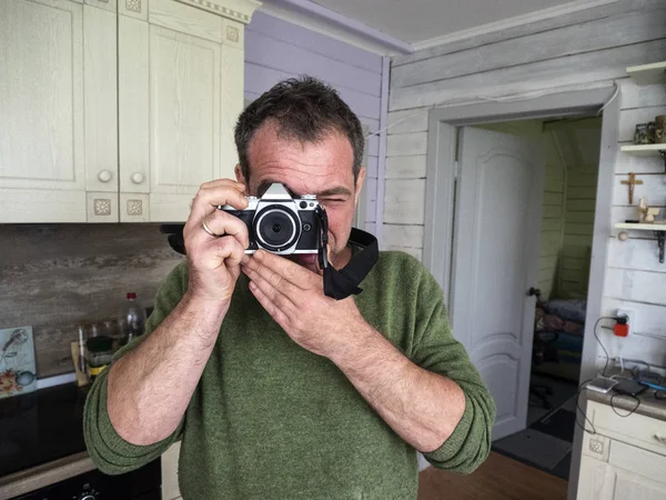 Reife Kaukasische Mann Schießen Durch Spiegellose Digita Kamera — Stockfoto