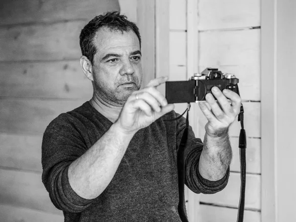 Reife Kaukasische Mann Machen Selfie Durch Spiegellose Digita Kamera — Stockfoto