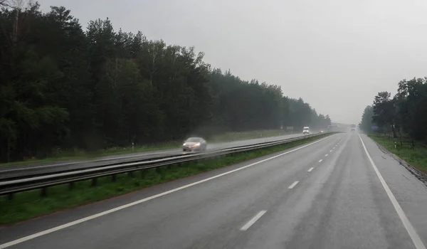 Kırsal Yol Yağmurlu Bulutlu Gün Birkaç Araba — Stok fotoğraf