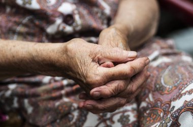 Yaşlanma süreci - çok yaşlı yaşlı kadın elleri buruşuk cilt