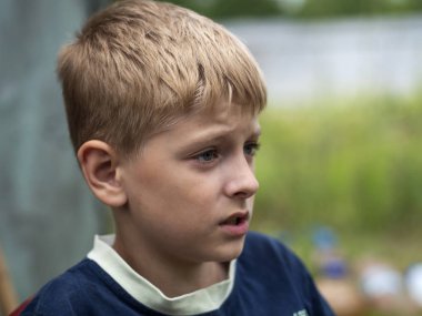 Üzgün ve yakışıklı tatlı çocuğun açık portre