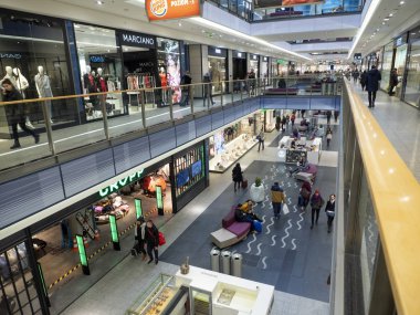 Polonya, Krakow - 19 Mart 2018: Galeria Krakowska bir alışveriş merkezidir, Krakow, Polonya kentin ana Tren İstasyonu'na bitişik bulunan