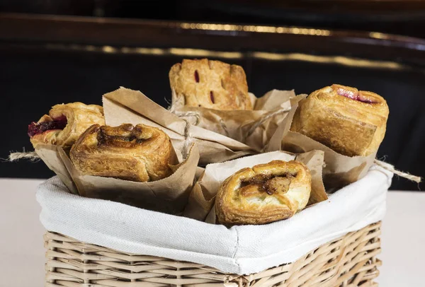 Rotoli Pasta Sfoglia Con Frutta — Foto Stock