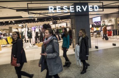 Polonya, Krakow - 19 Mart 2018: Ayrılmış deposunda Galeria Krakowska. Saklıdır olduğunu Lpp S. a. (Lubianiec Piechocki ve Partnerzy) markalardan biri olan markalar dahil Gdansk şirketi perakendecilik bir büyük Lehçe: saklıdır, ayrılmış çocuklar, Cropp,