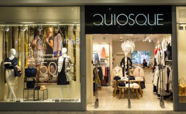 Polonya, Krakow - 19 Mart 2018: Galeria Krakowska Quiosque mağaza.