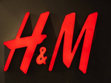 Polonya, Krakow - 19 Mart 2018: Galeria Krakowska H ve M logosu.
