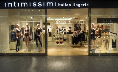Polonya, Krakow - 19 Mart 2018: Galeria Krakowska Intimissimi İtalyan iç giyim mağazası.