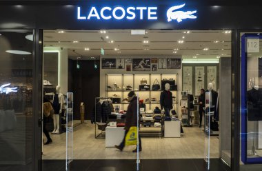 Polonya, Krakow - 19 Mart 2018: Galeria Krakowska Lacoste Mağazası.