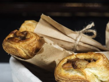 puf böreği ile rulo ja meyve