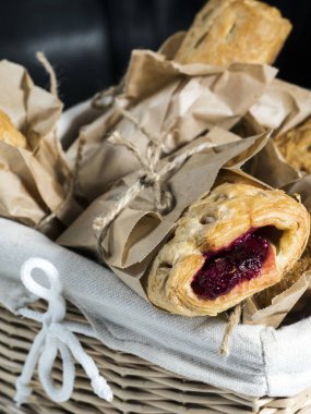 puf böreği ile rulo ja meyve