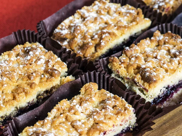 Caramelstroop Gebakje Met Zwarte Bessen Jam — Stockfoto