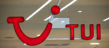 Polonya, Krakow - 19 Mart 2018: Tui logosunu görmeniz gerekir. Almanya'nın Hannover kentinde merkezi bir Anglo-Alman seyahat ve turizm şirketi TUI grubudur