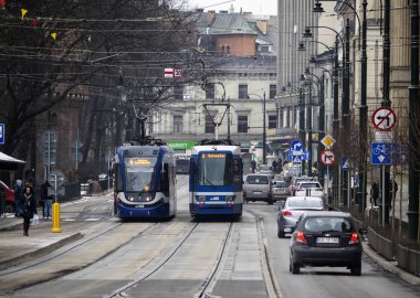 Polonya, Krakow - 20 Mart 2018: İki tramvay Caddesi üzerinde