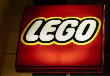 Polonya, Krakow - 20 Mart 2018: Lego logo Bonarka şehir merkezinde