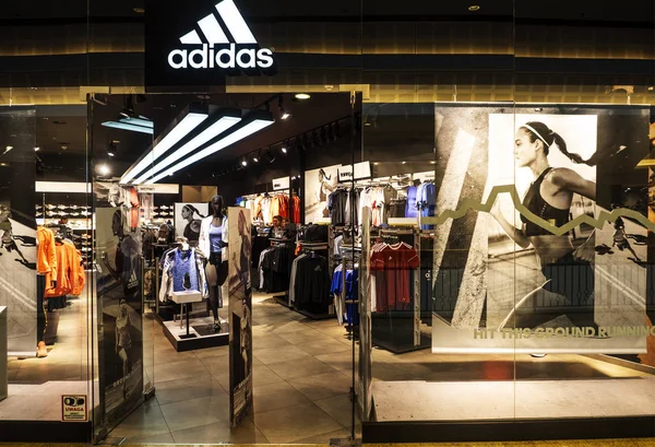 Поланд Краков Марта 2018 Года Магазин Adidas Центре Города Бонарка — стоковое фото