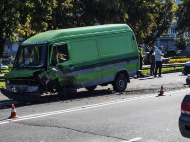 Borispyl, Ukrayna - 13 Ağustos 2018: Bir van ve Audi araç birbirine Borispyl içinde Kiev olay içinde düştü. Kaza her iki araç her bir tekerlek kaybetmek neden oldu. Yol polis araştırmak kapalı.
