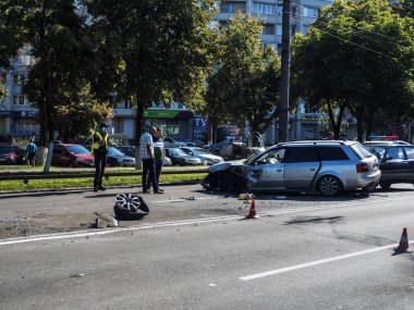Borispyl, Ukrayna - 13 Ağustos 2018: Bir van ve Audi araç birbirine Borispyl içinde Kiev olay içinde düştü. Kaza her iki araç her bir tekerlek kaybetmek neden oldu. Yol polis araştırmak kapalı.