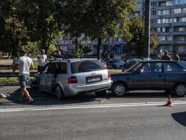 Borispyl, Ukrayna - 13 Ağustos 2018: Bir van ve Audi araç birbirine Borispyl içinde Kiev olay içinde düştü. Kaza her iki araç her bir tekerlek kaybetmek neden oldu. Yol polis araştırmak kapalı.
