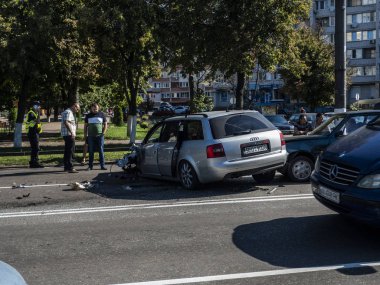 Borispyl, Ukrayna - 13 Ağustos 2018: Bir van ve Audi araç birbirine Borispyl içinde Kiev olay içinde düştü. Kaza her iki araç her bir tekerlek kaybetmek neden oldu. Yol polis araştırmak kapalı.