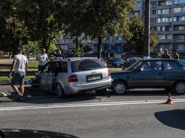Borispyl, Ukrayna - 13 Ağustos 2018: Bir van ve Audi araç birbirine Borispyl içinde Kiev olay içinde düştü. Kaza her iki araç her bir tekerlek kaybetmek neden oldu. Yol polis araştırmak kapalı.