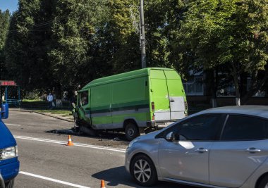 Borispyl, Ukrayna - 13 Ağustos 2018: Bir van ve Audi araç birbirine Borispyl içinde Kiev olay içinde düştü. Kaza her iki araç her bir tekerlek kaybetmek neden oldu. Yol polis araştırmak kapalı.